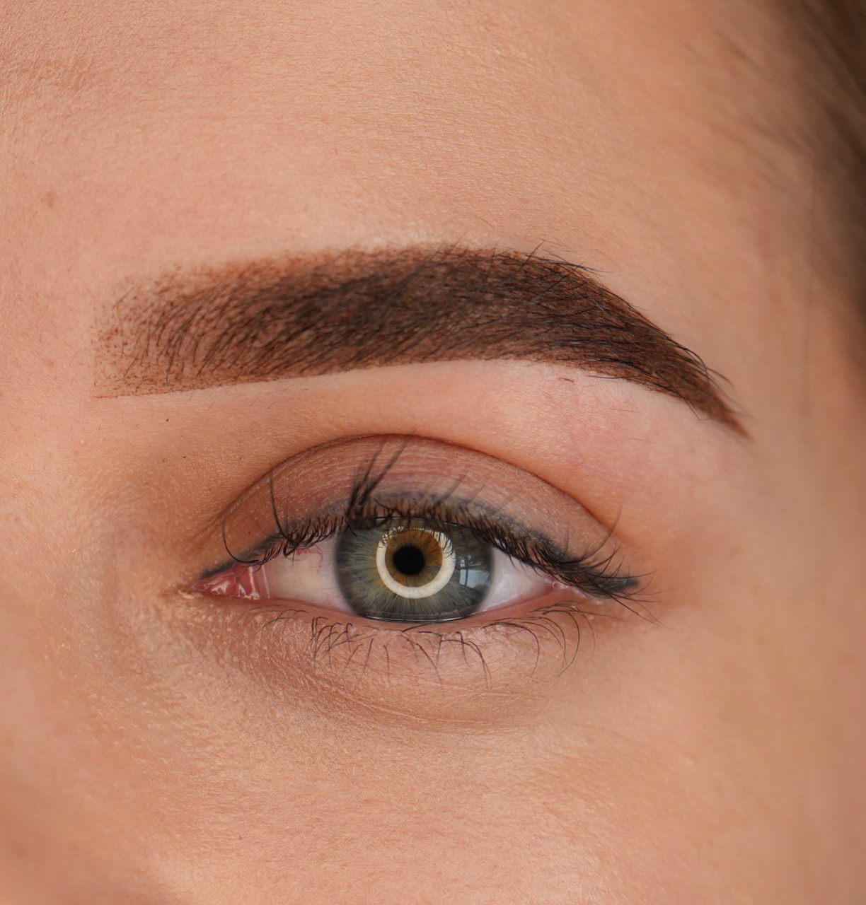 Natürliche Permanent Make-up Augenbrauen